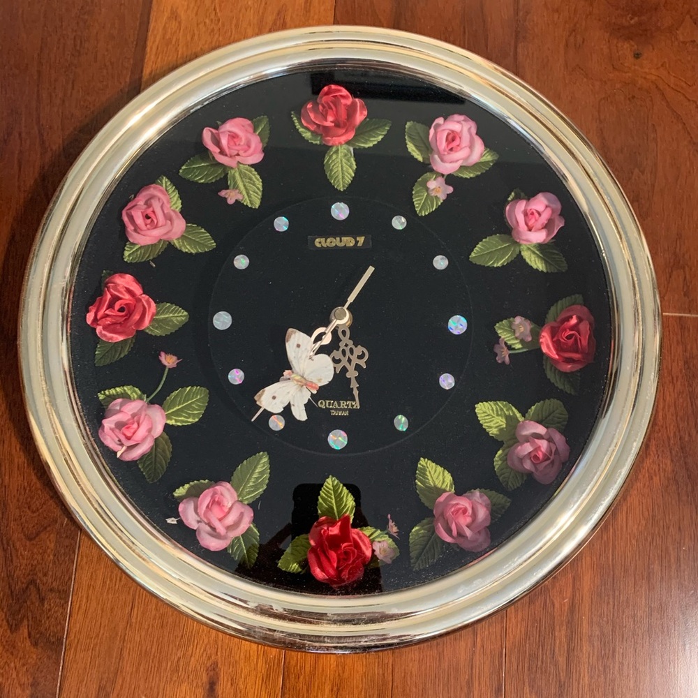 Wall Clock w/ Roses 🌹